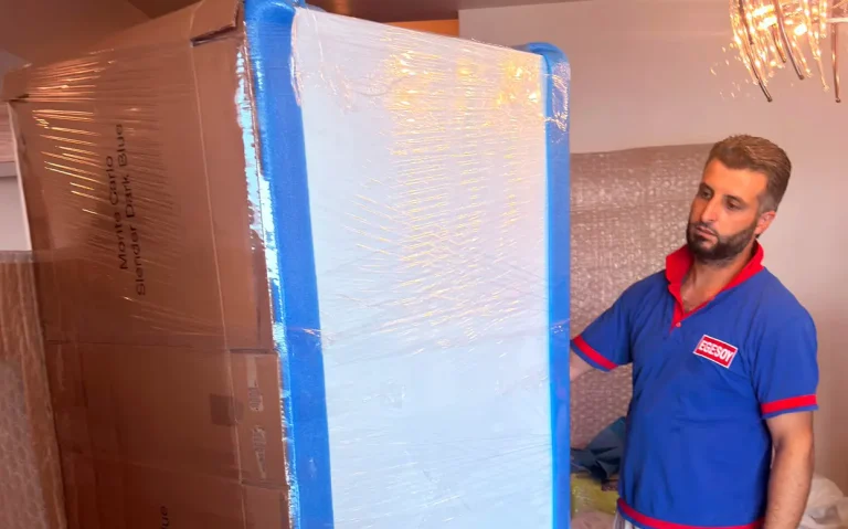 Profesyonel eşya paketleme işlemi